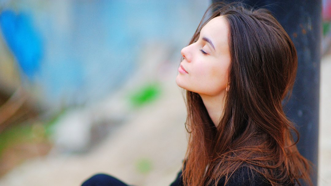 mujer haciendo mindfulness