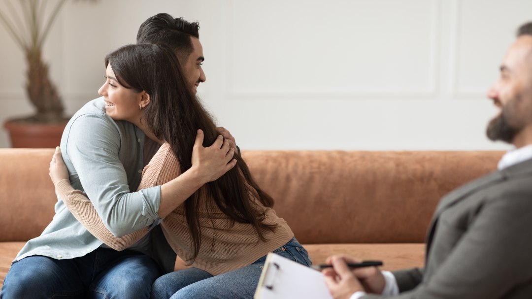 pareja haciendo terapia